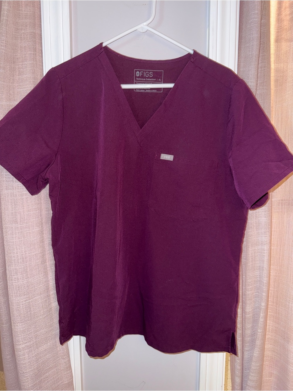 FIGS Women’s V-Neck Scrub Set - Plum